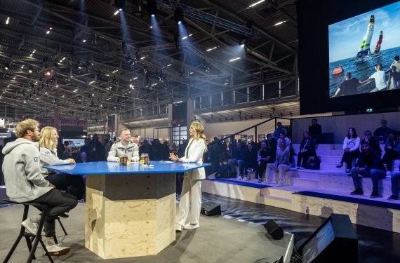 Erik Heil, Anna Barth, Tim Krieglstein von SailGP Deustchland auf der Main Stage der ISPO Munic